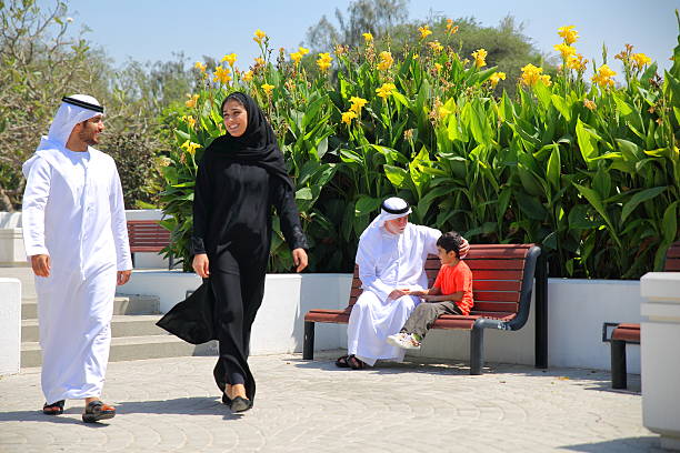 arab emirati familia al aire libre en el parque - couple walking old middle fotografías e imágenes de stock