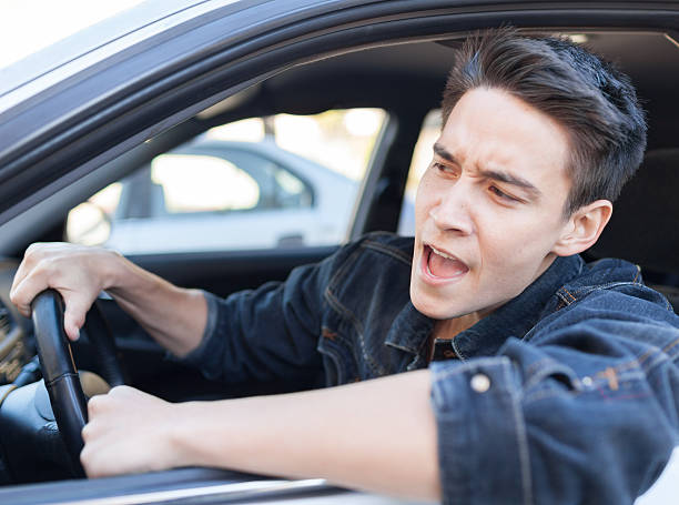 de irritação motorista - furious road rage driver road - fotografias e filmes do acervo