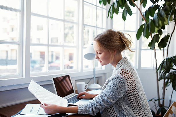 przechodząc przez gospodarstwo domowe finanse - wireless technology working at home one person reading zdjęcia i obrazy z banku zdjęć