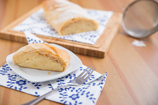 allemand cheesecake strudel - stroodle photos et images de collection