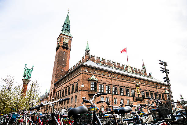 ратуша в копенгагене полный велосипед парковать на площади - copenhagen town hall стоковые фото и изображения
