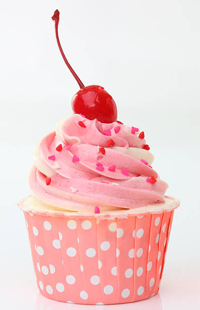 cupcake mit schlagsahne und cherry, isoliert auf weiss - cupcake chocolate pink polka dot stock-fotos und bilder