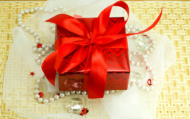 ハート、石、布と��編み込みウッドのギフト - isolated gift box wrapping paper celebration event ストックフォトと画像