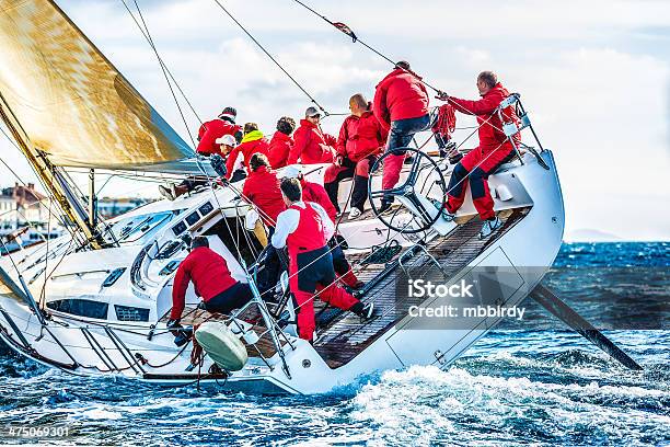 Navegación De La Tripulación En La Regata De Vela Durante Foto de stock y más banco de imágenes de Velero