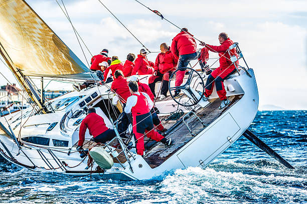 załogi na łódź żaglowa podczas żeglowania regaty - sailboat sailing yacht nautical vessel zdjęcia i obrazy z banku zdjęć