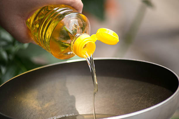 разлив нефти пищи в горячей сковороде для глубокой frying. - oil стоковые фото и изображения