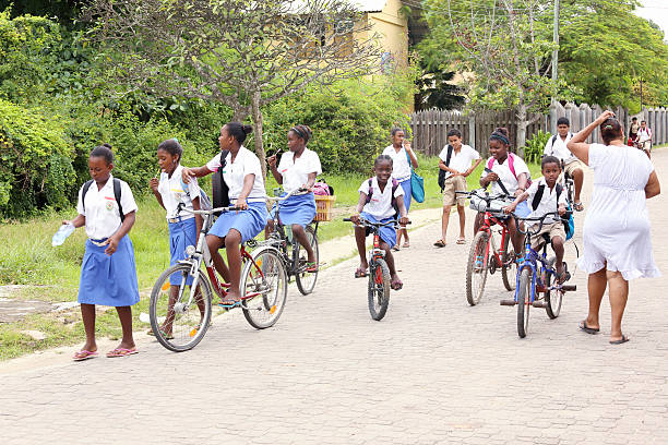 alunos, deixando a escola em bicicletas - editorial horizontal cycling crowd imagens e fotografias de stock