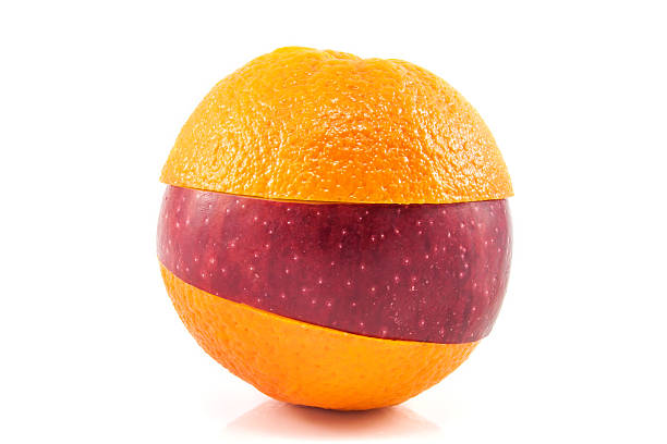 superfruit-mela rossa e arancio - comparison apple orange isolated foto e immagini stock