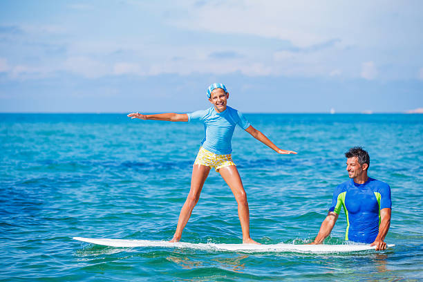 istock Girl with surf 475076598