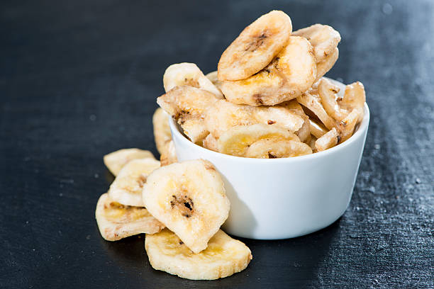 chips di banana (primo piano) - banana portion chopped fruit foto e immagini stock