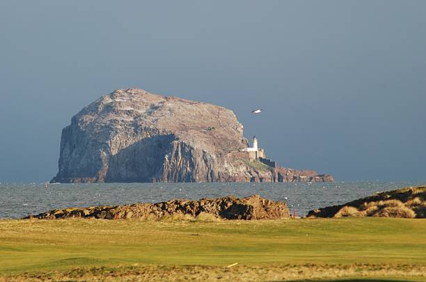 bass rock fro glen golf club - rock bass - fotografias e filmes do acervo