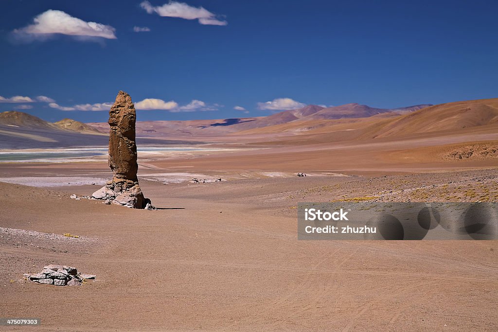geological monolith cerca de Salar Aguas Calientes y Cerro Losloyo - Foto de stock de Agua libre de derechos