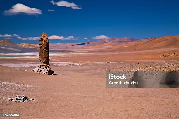 Geological Monolith Cerca De Salar Aguas Calientes Y Cerro Losloyo Foto de stock y más banco de imágenes de Agua