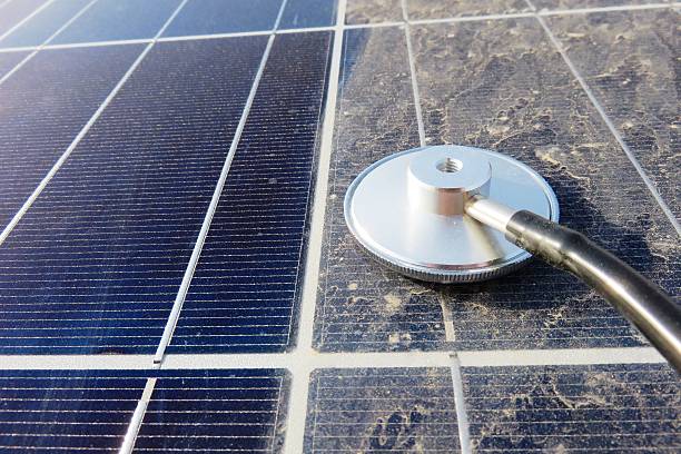 コンセプトの問題\メンテナンスのソーラーパネル - 太陽光パネル 掃除 ストックフォトと画像