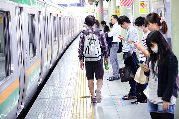 comboio de metropolitano e plataforma em tóquio - rush hour commuter on the phone tokyo prefecture imagens e fotografias de stock