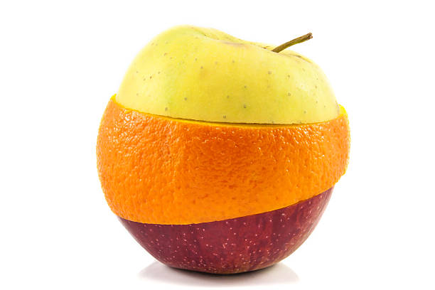 superfruit, amarillo, rojo, naranja y manzana - comparison apple orange isolated fotografías e imágenes de stock
