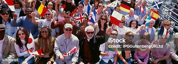 Feliz Grupo De Pessoas A Agitar Bandeiras De Diferentes Países - Fotografias de stock e mais imagens de Bandeira da França