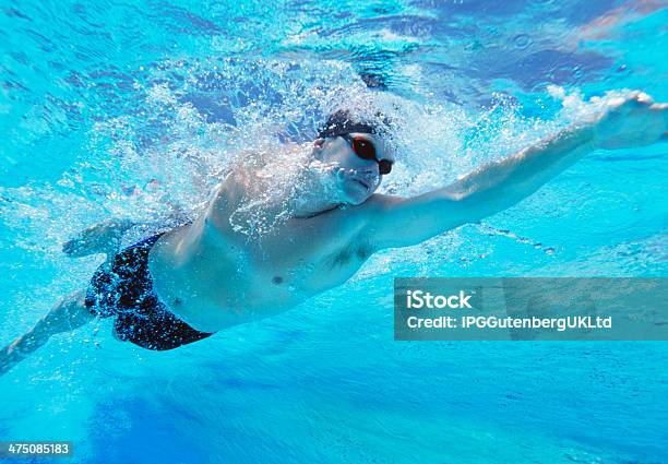 Foto Submarina De Un Atleta Profesional Masculino De Natación En La Piscina Foto de stock y más banco de imágenes de Natación