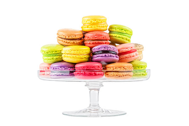 フランスのカラフルな macarons のガラスのケーキスタンド - macaroon cake candy variation ストックフォトと画像