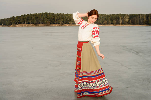 Giovane donna in abito nazionale slave bielorusso originale all'aria aperta - foto stock
