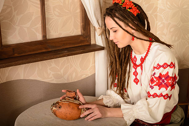 Giovane donna in abito nazionale slave bielorusso originale studio - foto stock