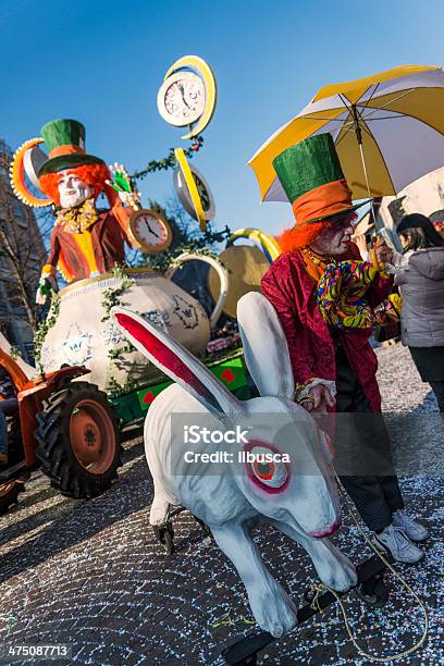 Photo libre de droit de Parade De Carnaval Italienne Dans Une Petite Ville banque d'images et plus d'images libres de droit de Alice au pays des merveilles - Alice au pays des merveilles, Lapin - Animal, Adulte