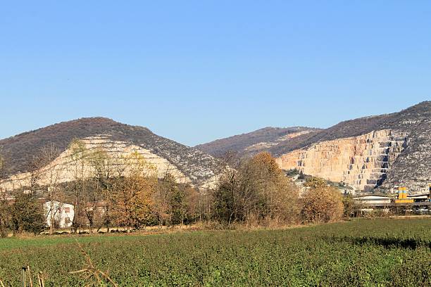 marmur kamieniołom - rock quarry zdjęcia i obrazy z banku zdjęć