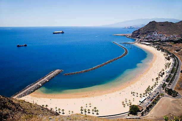 istock Panoramic view of the coastline with beach and mountains 475090561