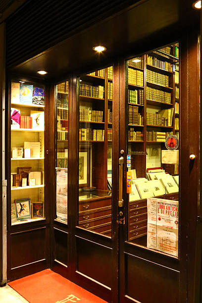 librairie antiquarian à rome - antiquary photos et images de collection