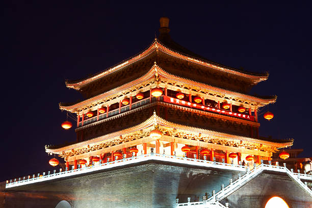 torre do tambor à noite, xi'an - xian tower drum china - fotografias e filmes do acervo