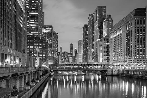 istock Chicago downtown and Chicago River 475097134