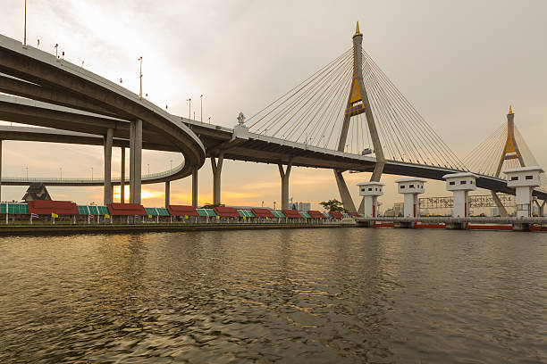 bhumibol1 ponte rio vista frontal, ponte suspensa  - bridge bangkok suspension bridge river - fotografias e filmes do acervo