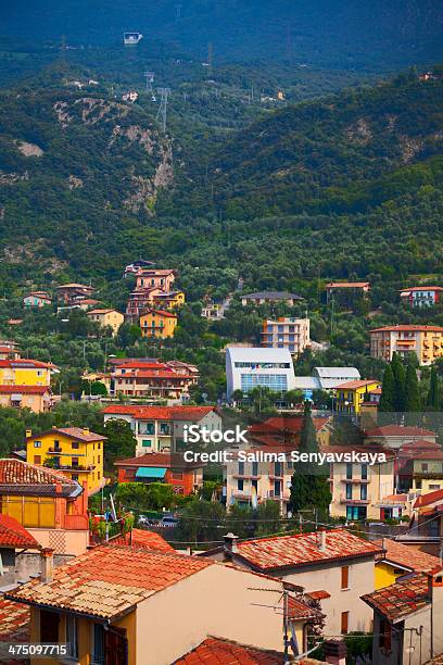 Vista Su Malcesine Al Lago Di Garda Italia - Fotografie stock e altre immagini di Alpi - Alpi, Ambientazione esterna, Casa