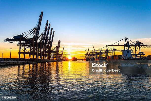 Containerterminal In Hamburg Stockfoto und mehr Bilder von Abenddämmerung - Abenddämmerung, Anlegestelle, Arbeiten