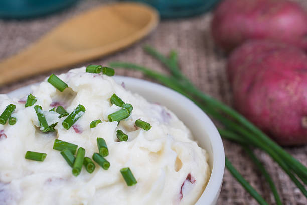 istock Homemade mashed potatoes with fresh cut chives 475098812