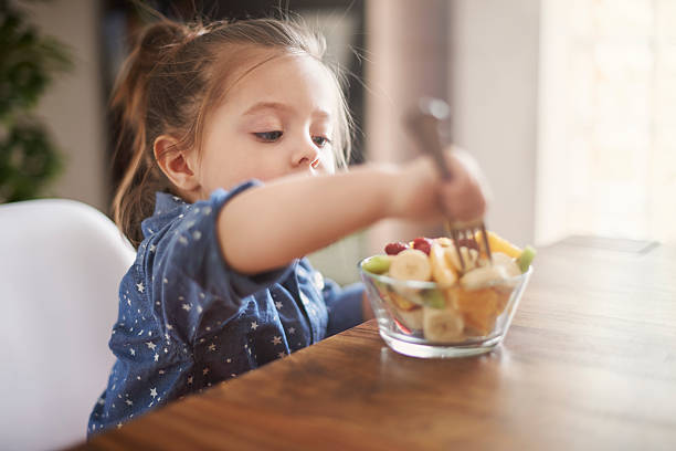 le encanta disfrutar de frutas frescas - child food fruit childhood fotografías e imágenes de stock