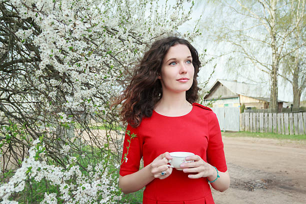 devaneios brunette garota atraente na primavera em flor de árvore de frutas - portrait adults apple tree cherry tree - fotografias e filmes do acervo