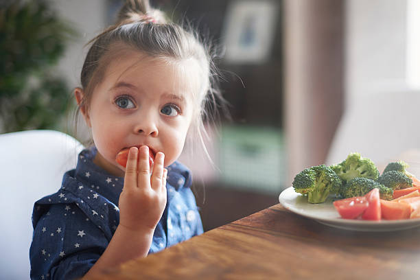 mangiare verdure da/a figlio/a a rendere più sani - mangiare foto e immagini stock