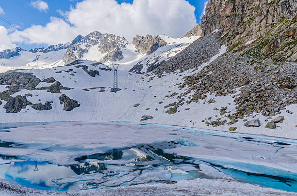 sciogliere un ghiacciaio sulla parte superiore delle alpi.  l'italia - european alps mountain mountain peak rock foto e immagini stock