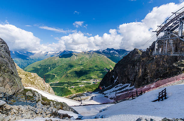 sciogliere un ghiacciaio sulla parte superiore delle alpi.  l'italia - european alps mountain mountain peak rock foto e immagini stock