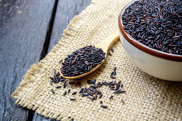 istock Close up of riceberry in spoon 475112738