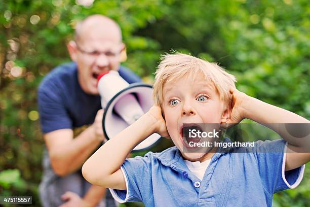 Photo libre de droit de Mal Père Yelling À Son banque d'images et plus d'images libres de droit de Parents - Parents, Mal, Enfant