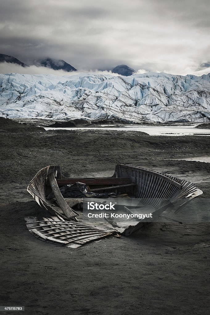 Rotte in barca, con Ghiacciaio Matanuska sullo sfondo, Alaska - Foto stock royalty-free di Acqua