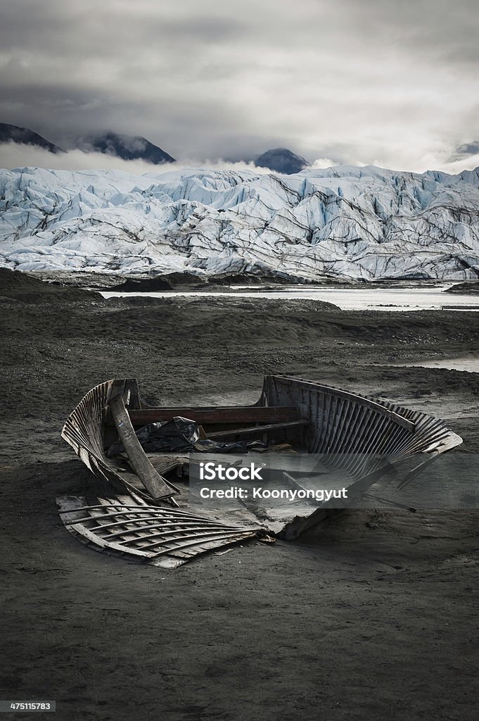 Uszkodzenie łodzi, z Matanuska glacier w tle, Alaska - Zbiór zdjęć royalty-free (Anchorage)