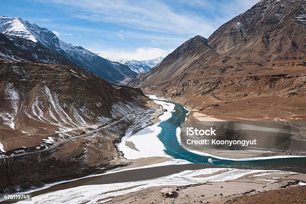 Confluenza Di Zanskar E Fiume Indo Leh Ladakh India - Fotografie stock e altre immagini di Fiume Indo