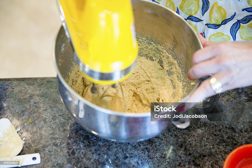 Senior Baking série, mélanger les ingrédients - Photo de Bol et saladier libre de droits