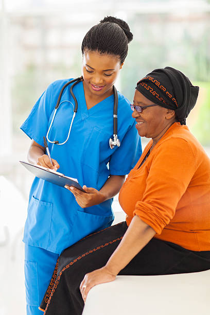 jovem africana enfermeira médica explicando o resultado do teste - patient doctor hospital senior adult imagens e fotografias de stock