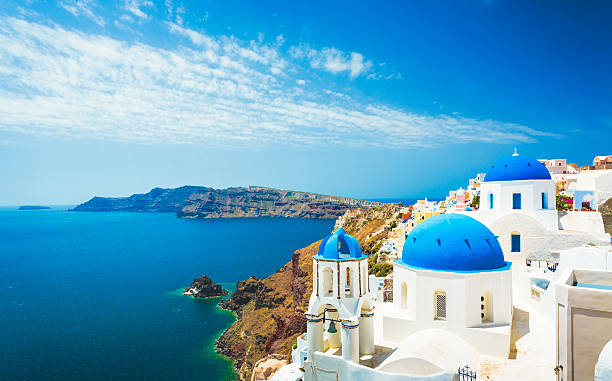 église blanche de photographies d'oia sur l'île de santorin, en grèce - local landmark photos et images de collection