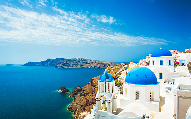 ホワイトの教会イアタウンでギリシャのサントリーニ島 - 地中海 写真 ストックフォトと画像