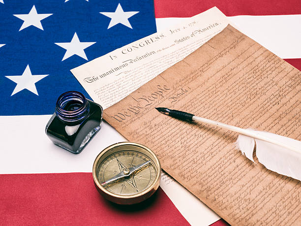präambel zu uns verfassung dokument und kompass auf amerikanische flagge - constitution us constitution quill pen history stock-fotos und bilder